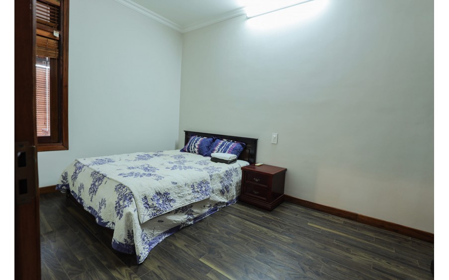 Cho thuê tòa nhà phố Đào Tấn, Cống Vị, Ba Đình, Hà Nội. Dt : 90 m2 x 5 tầng, 30 triệu/tháng.